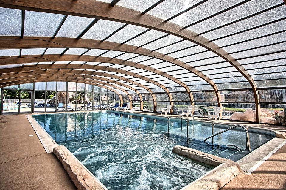 Piscine couverte chauffée ouverte d'avril à septembre/ Camping des Portes du Beaujolais