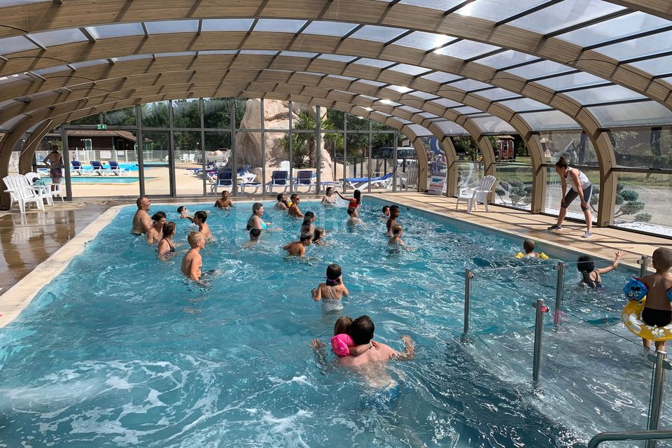 Piscine couverte chauffée ouverte d'avril à septembre/ Camping des Portes du Beaujolais