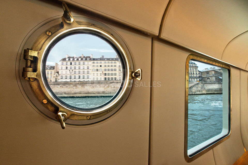 Hublot vue sur Paris