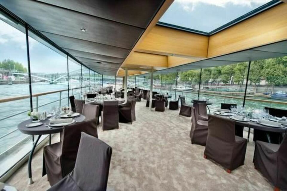 Salon pont supérieur vue sur Paris