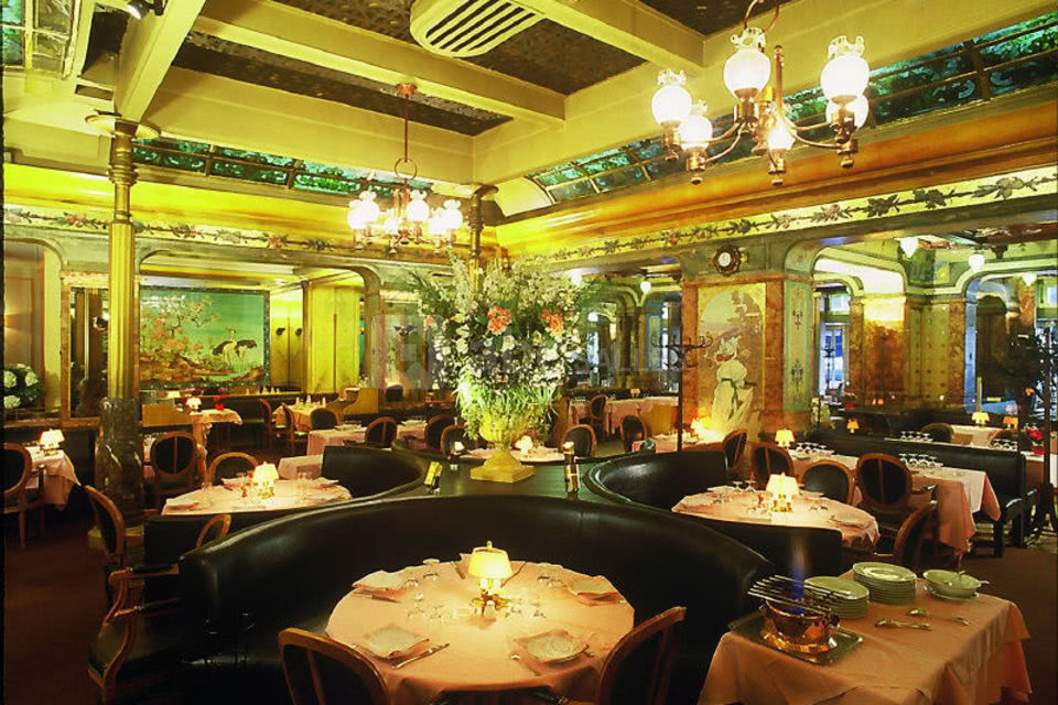 Salle centrale de restaurant