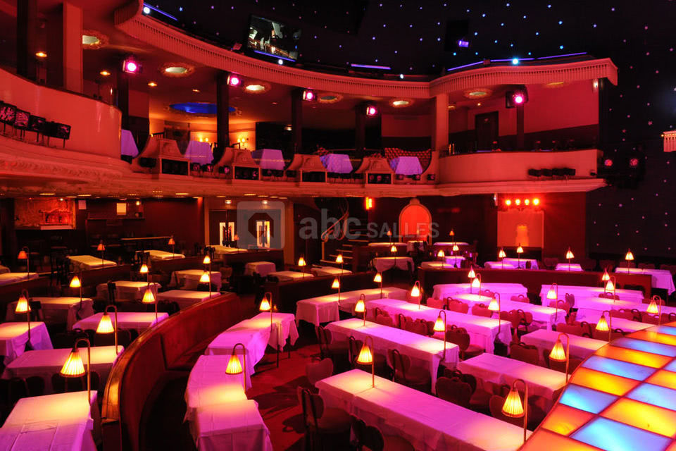 Salle avec vue sur balcon