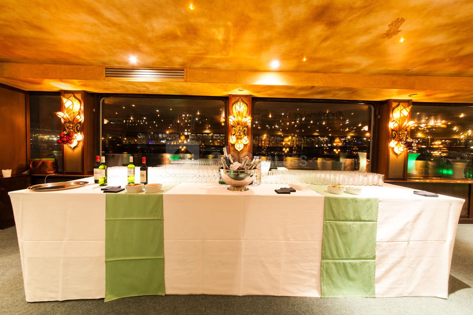 Bateau Maxim's sur Seine