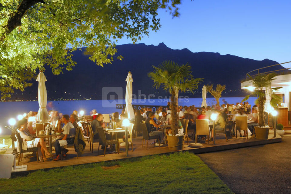 Restaurant bord de lac