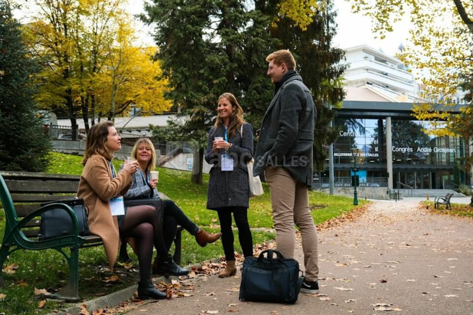 Pause café dans le parc en face du centre des congrès