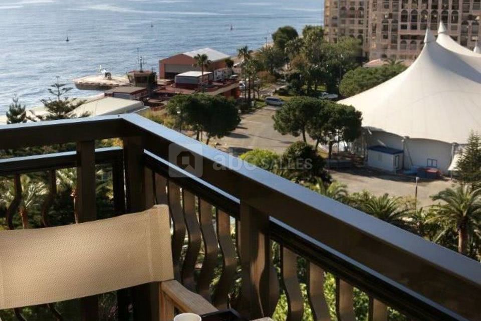 Petit-déjeuner sur terrasse vue mer