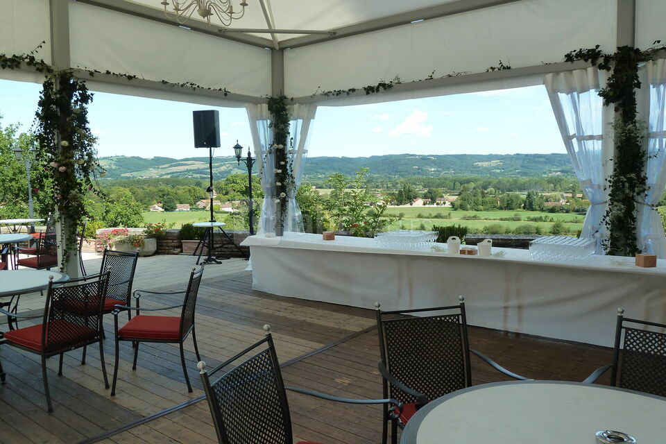 Apéritif dans le chapiteau