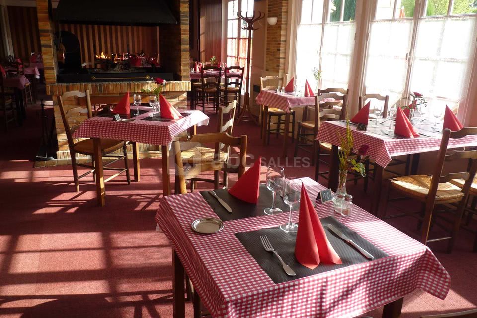 Salle devant cheminée