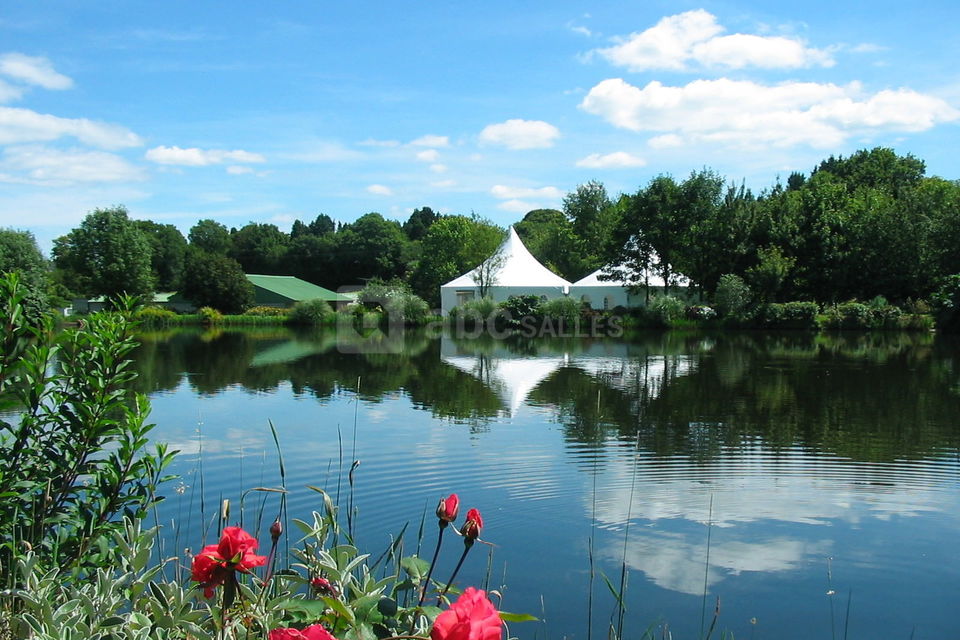 Salle chapiteaux etangs