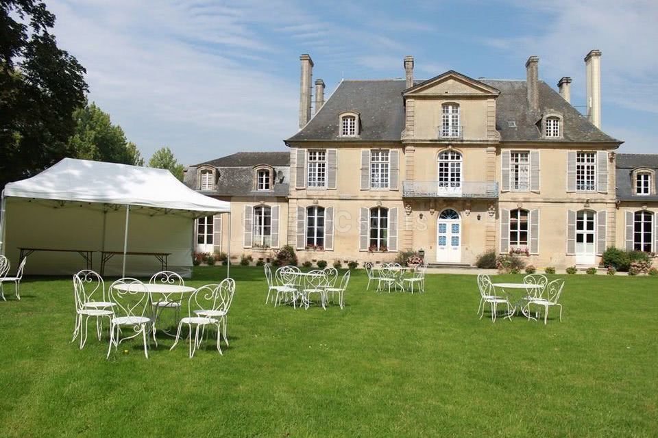Chateau avec petit chapiteau