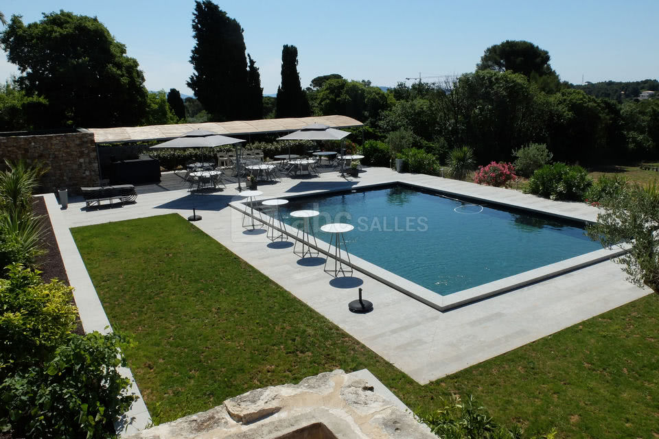 La piscine et sa terrasse