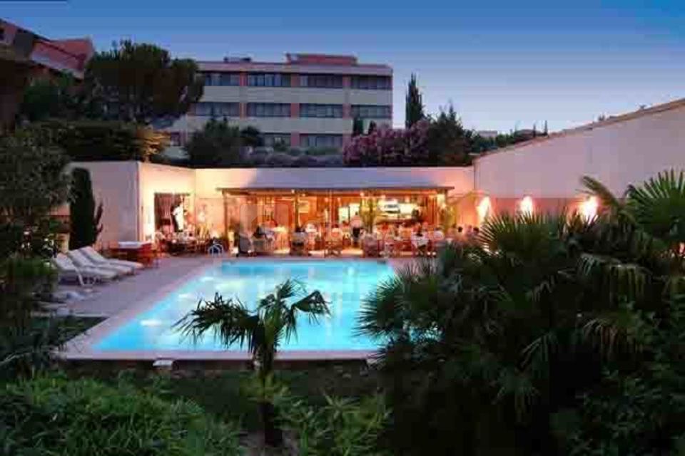 La piscine, en soirée