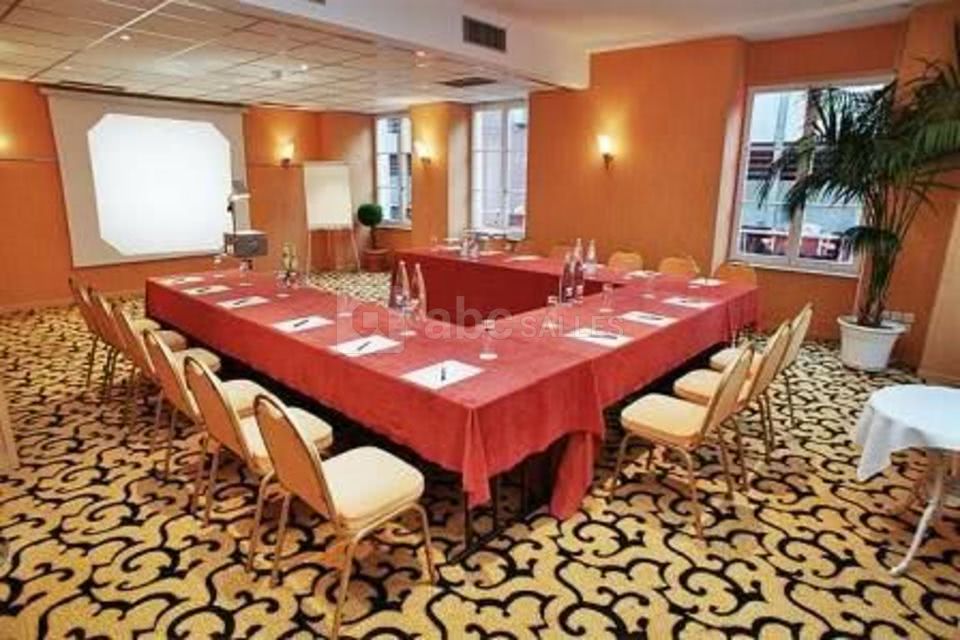 Grande salle 30 pers en u