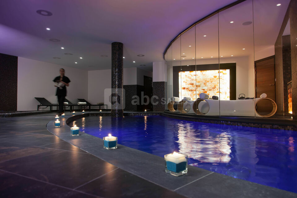 Le Spa27 - 400m², cabines de massage, piscine nage à contre courant, hammam & sauna, bain à remous, espace tisanerie...