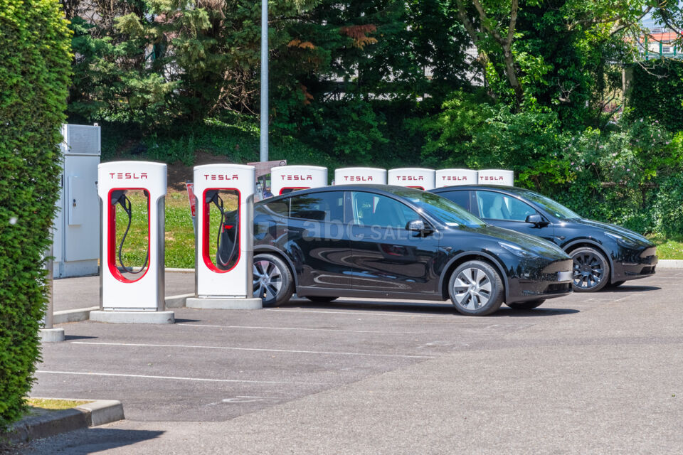 Parking du B&B Lyon Nord avec bornes de recharge pour véhicule électrique Tesla Superchargeurs