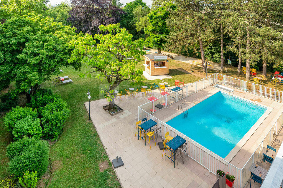Piscine et parc arboré du B&B Hôtel Lyon Nord