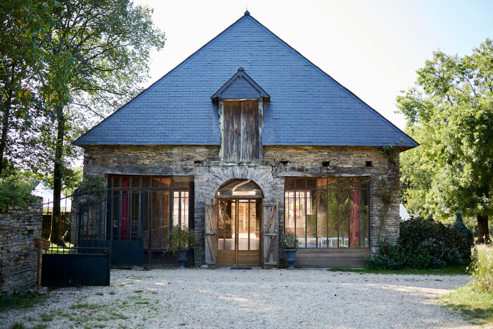 La grande salle, ancienne grange à calèches