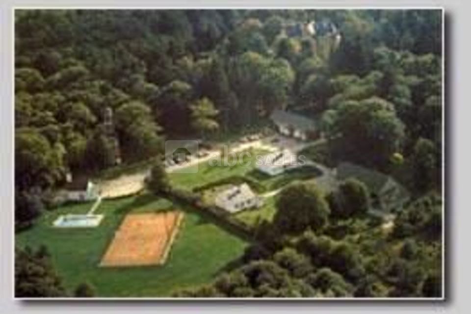 Vue aérienne de la piscine et du tennis