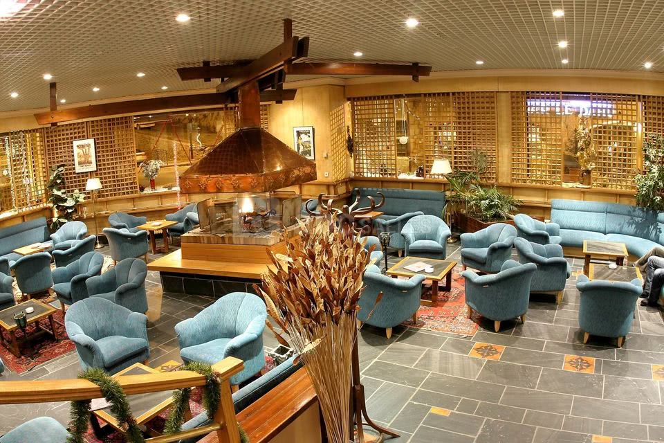 Salon piano-bar avec cheminée centrale