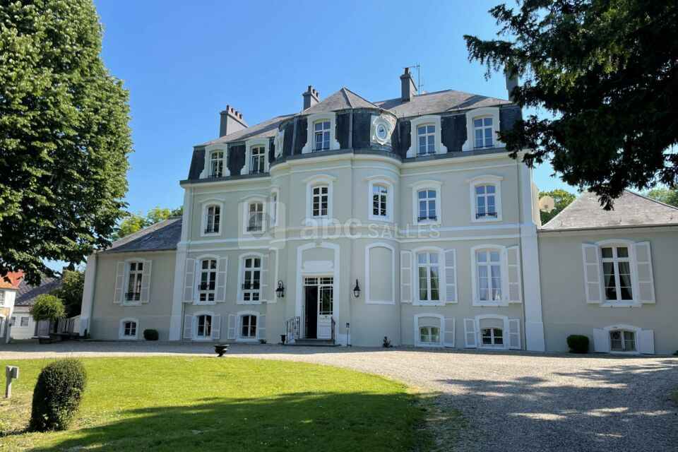 Façade Hôtel Château Cléry
