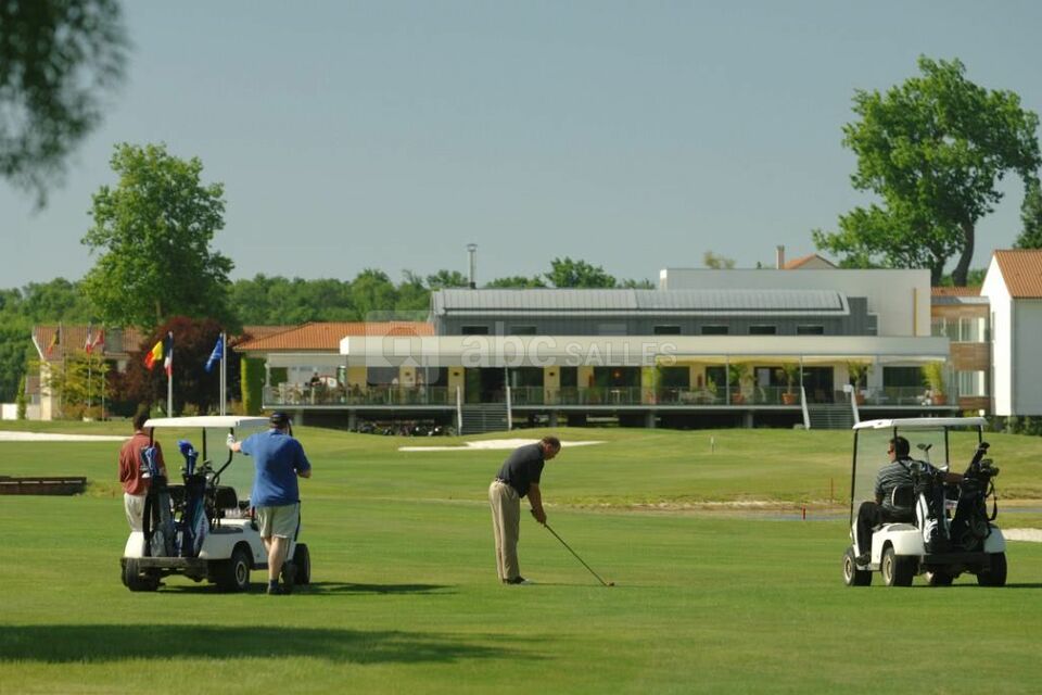 Golf devant la brasserie