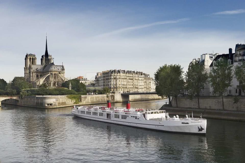 Paquebot devant notre Dame