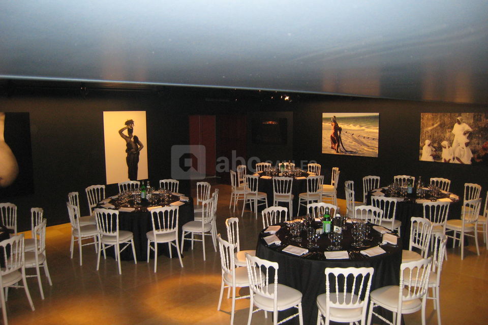 Repas assis dans la salle d'exposition 1 (art moderne)