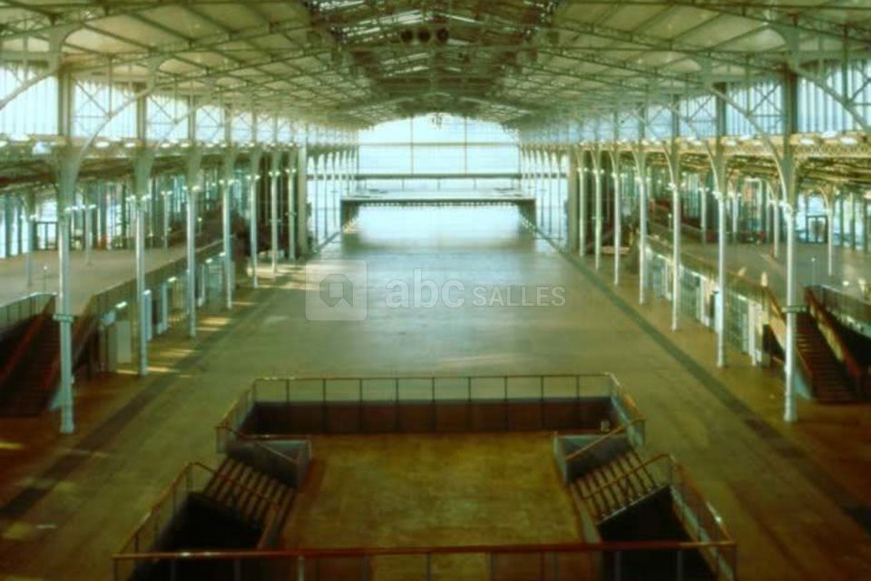 Grande halle intérieure