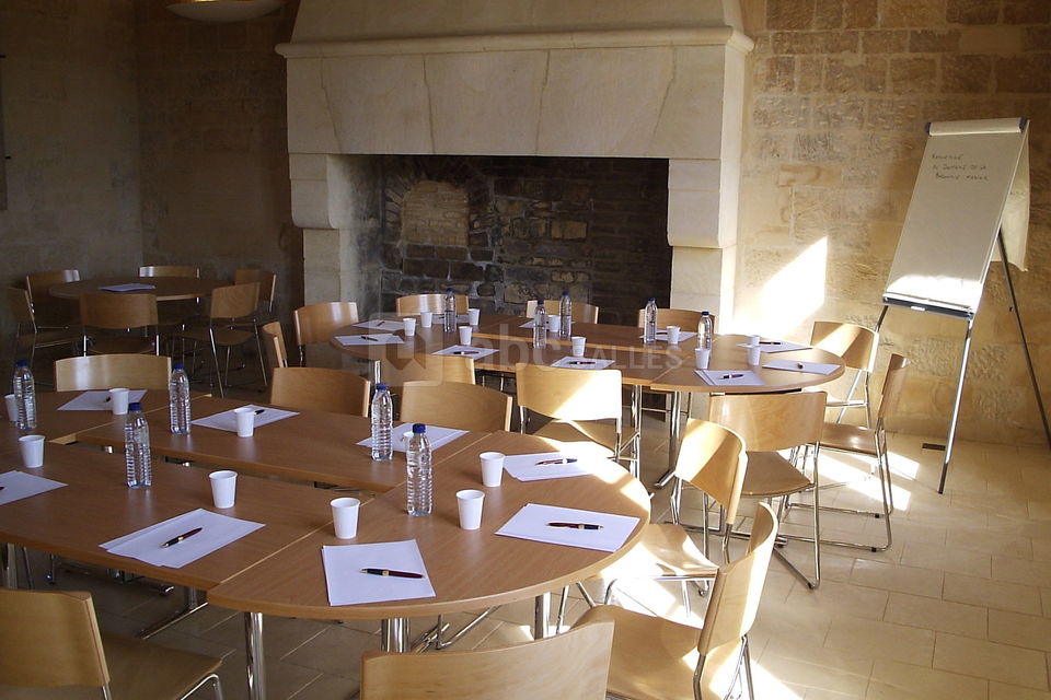 Salle avec cheminée et petit four à pain du manoir