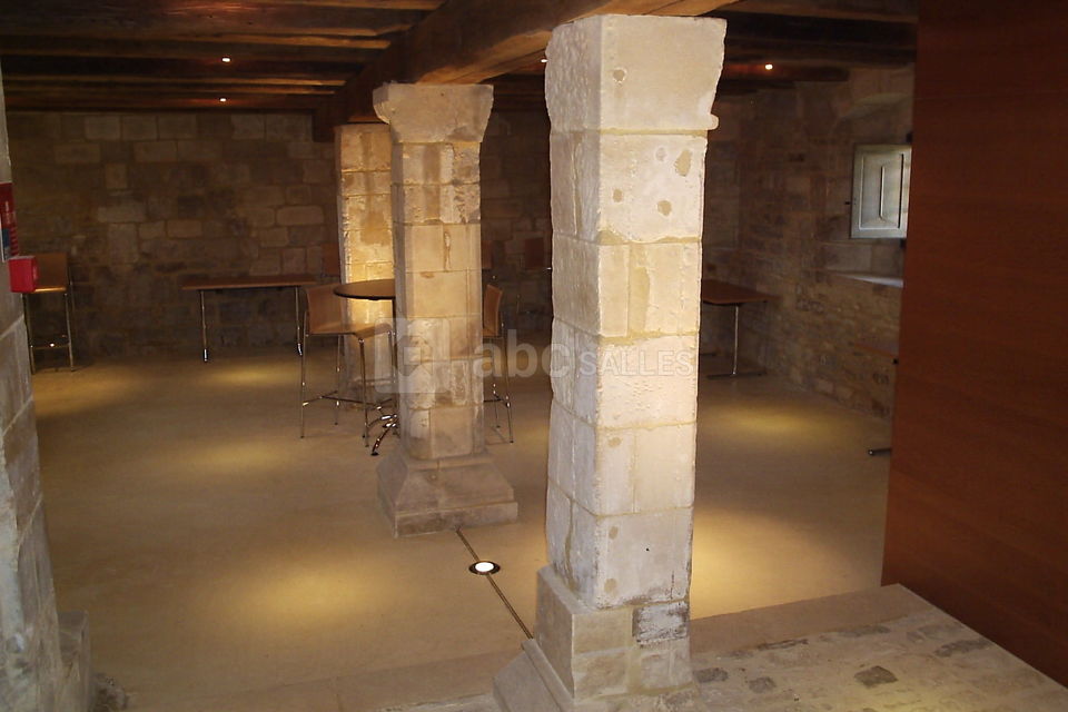 Cellier du manoir avec piliers du 11ème siècle