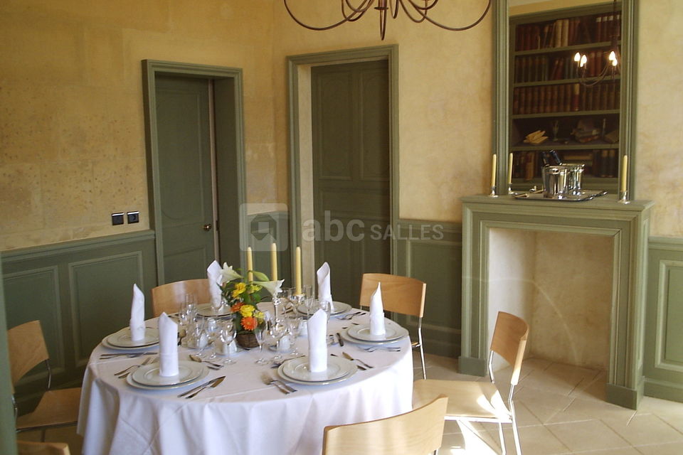 Salle avec bibliothèque en trompe l'oeil du manoir