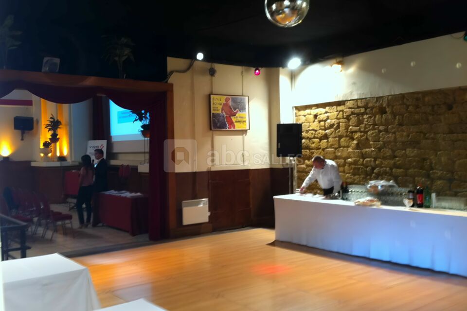 Buffet et conférence dans la grande salle