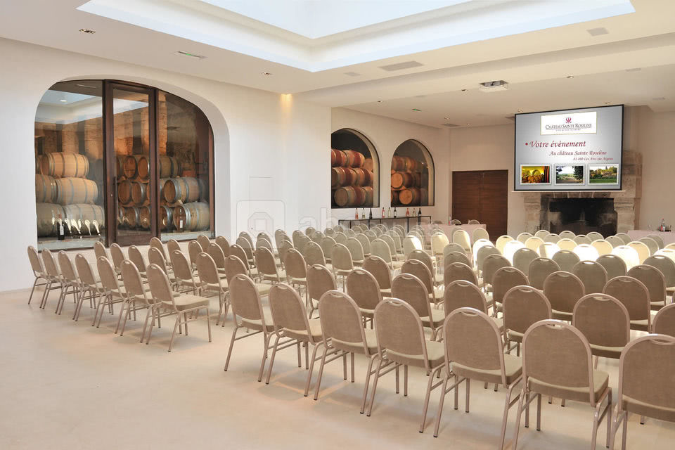 Salle des barriques en théâtre