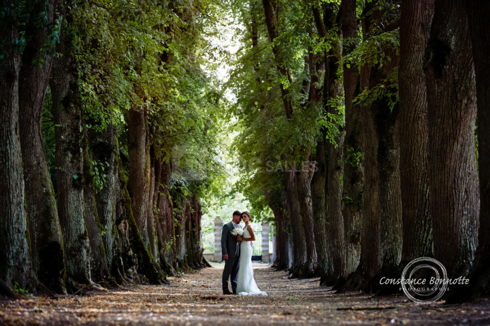 Photo de couple dans l'allée des tilleuls