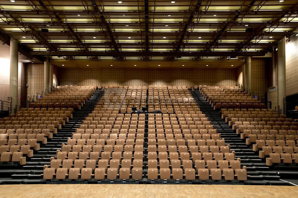 Grande salle_gradins face