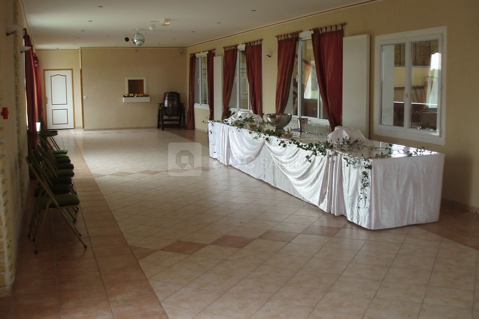 Espace cocktail au rez de chaussée pouvant accueillir 300 personnes