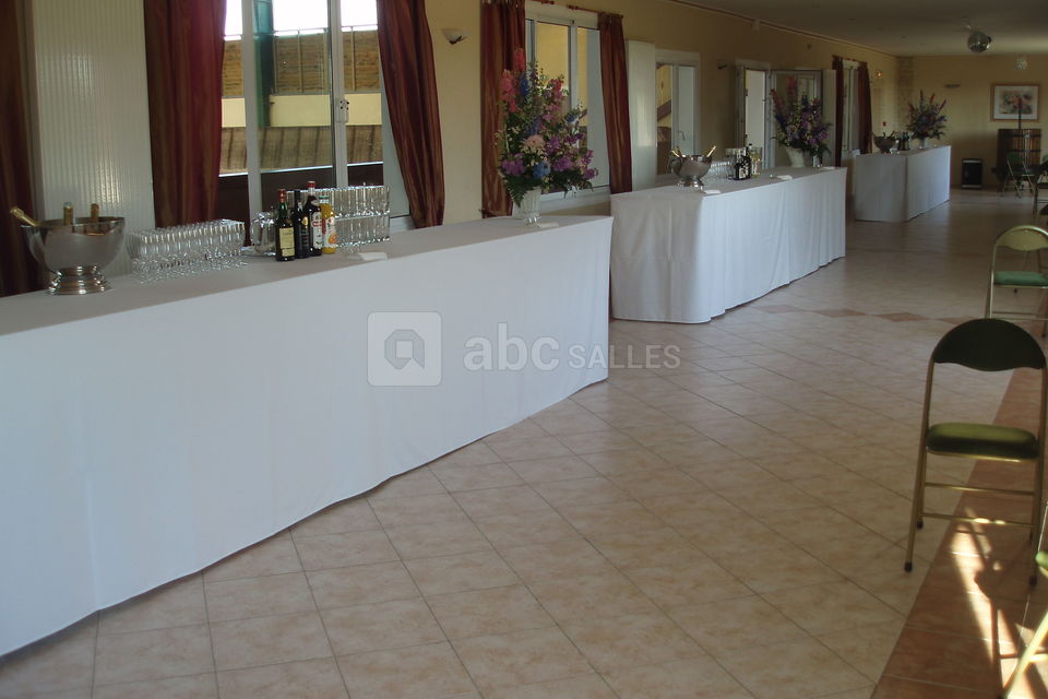 Espace cocktails attenant à la grande salle