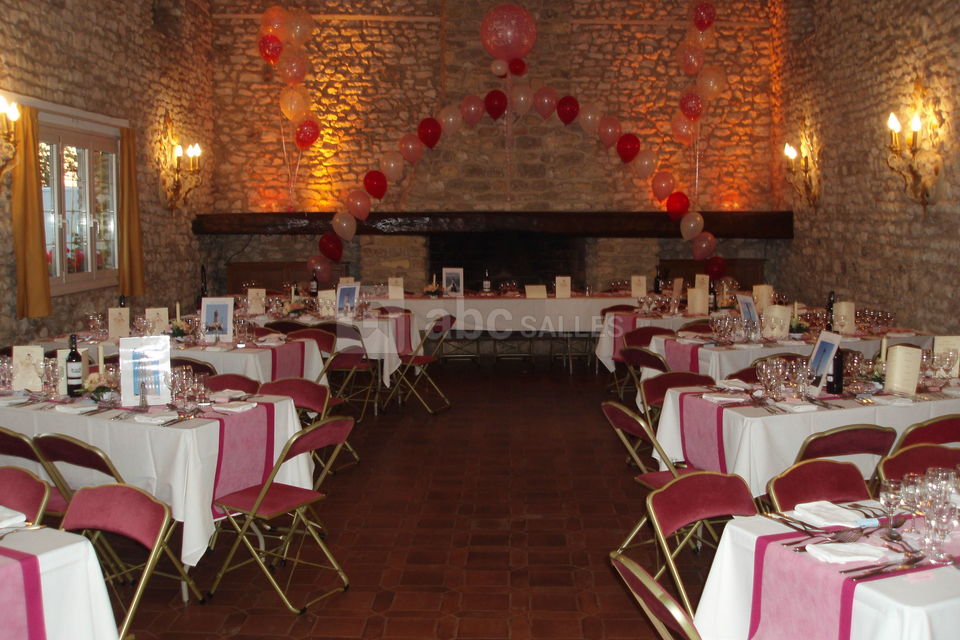 Petite salle du corps de ferme pouvant accueillir 96 personnes assises