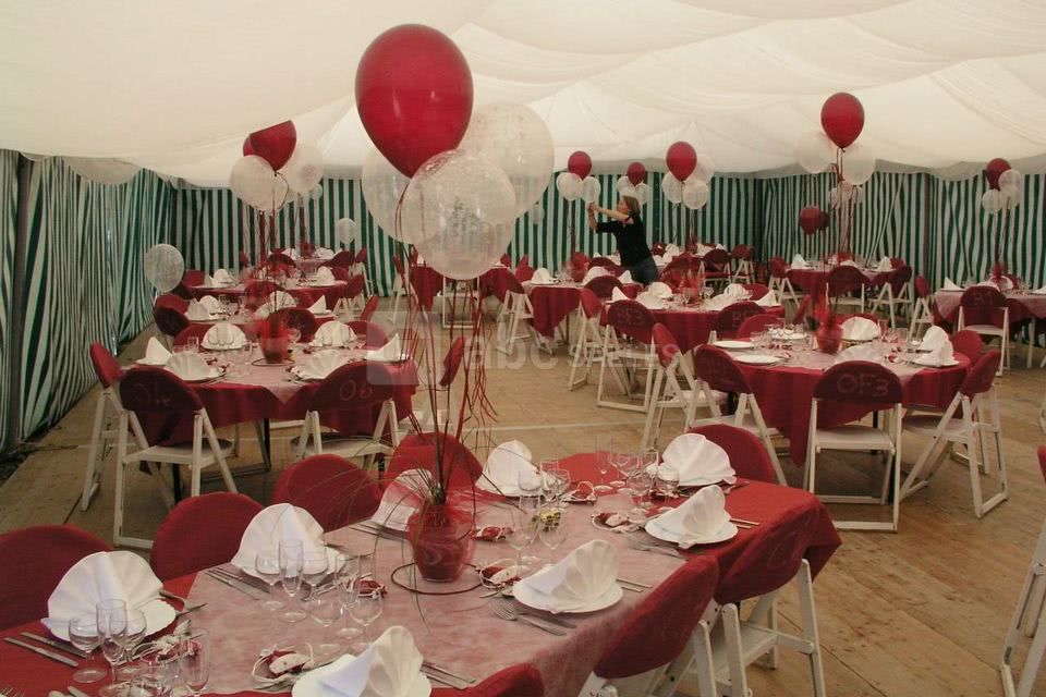 Chapiteau avec décoration de mariage