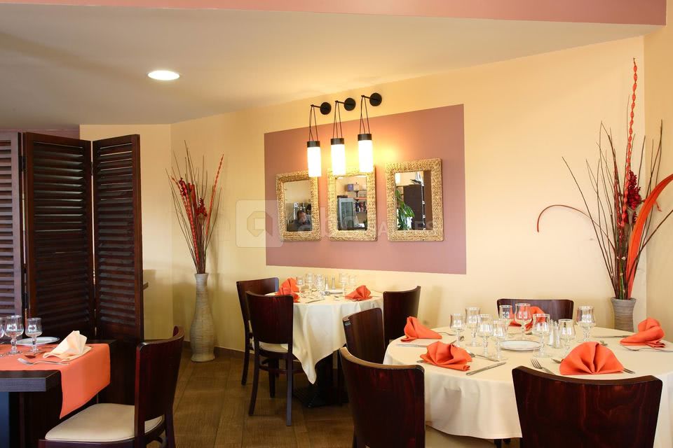 Salle de restaurant 80 couverts