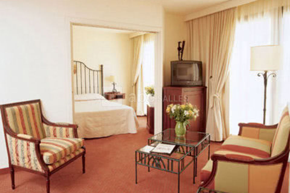 Suite (39 m², chambre et salon séparés, lit queensize...)