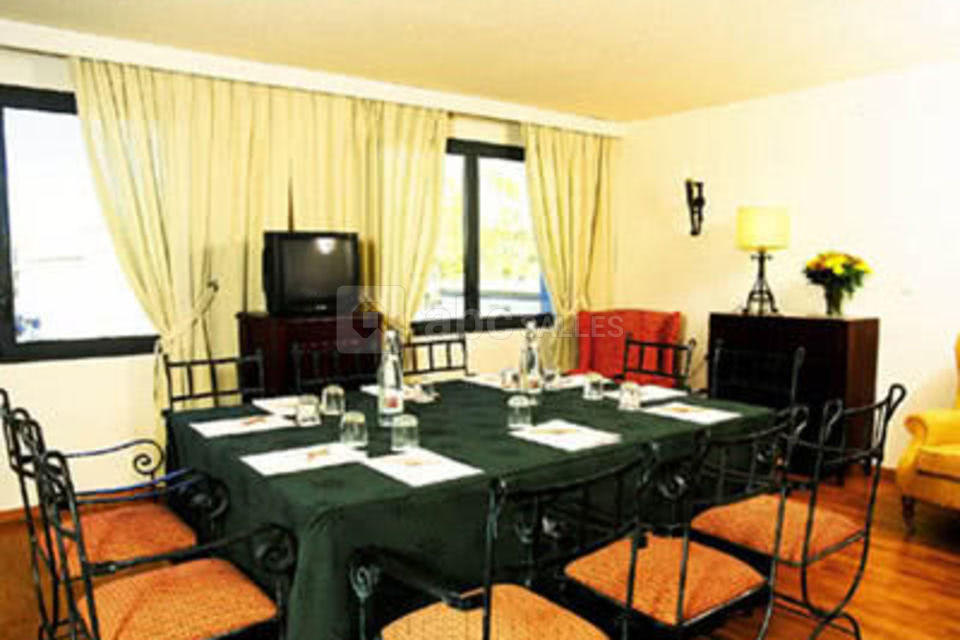 Duplex (60 m²) utilisé en salle de sous-commission