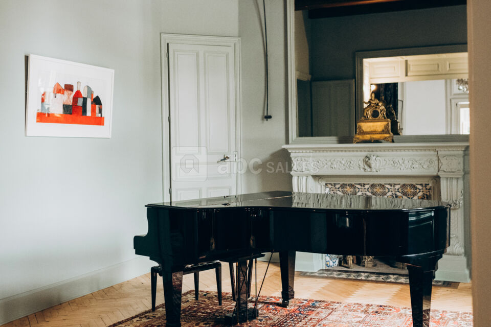 Salon et son piano à queue