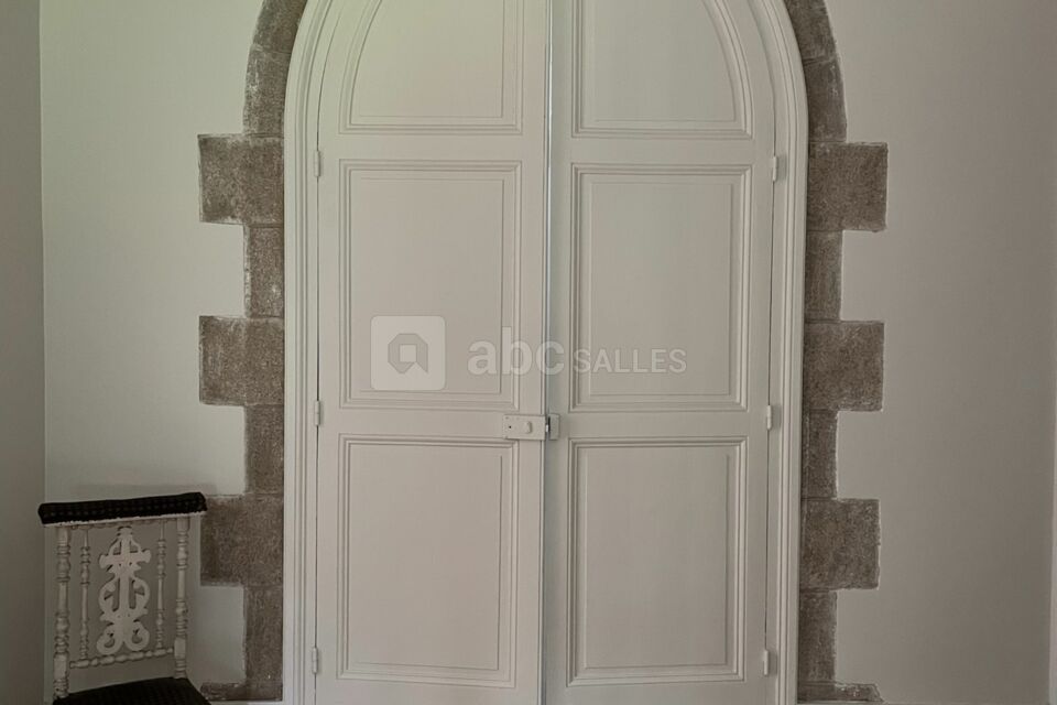 Porte de la petite chappelle donnant sur le palier