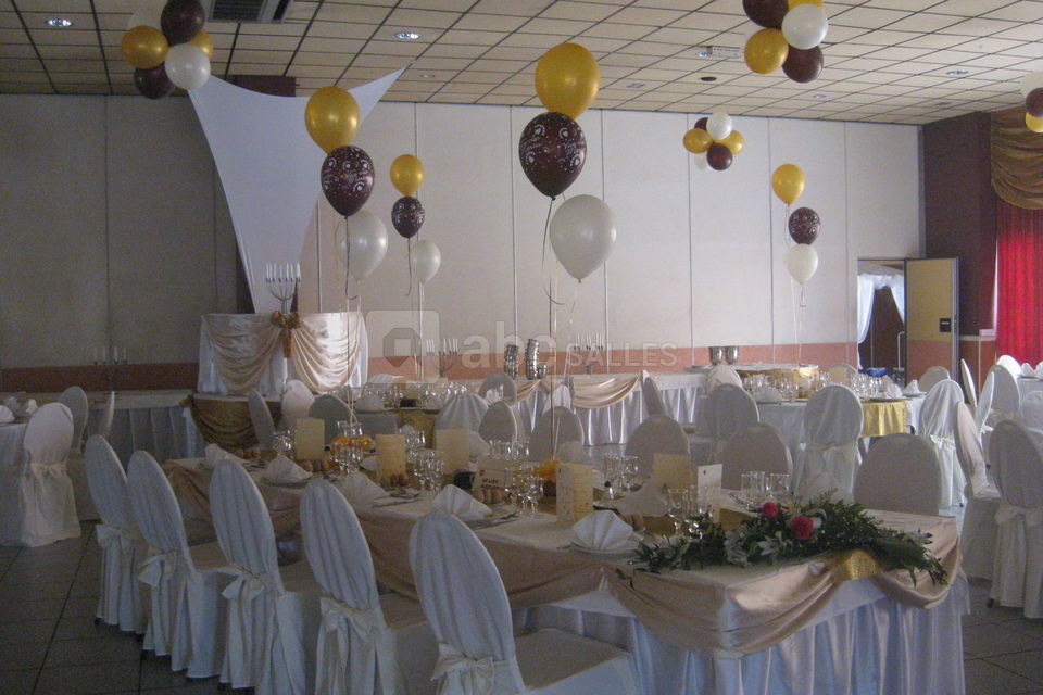 TABLE JUPONNEE