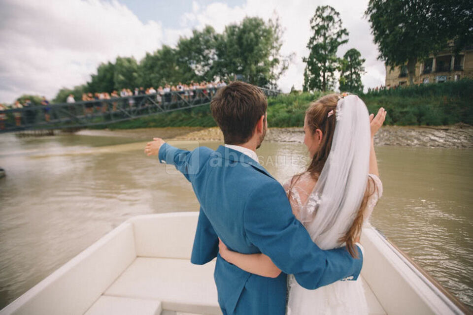 Arrivée des mariés en Bateau