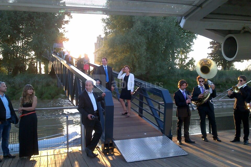 Accueil en musique sur ponton