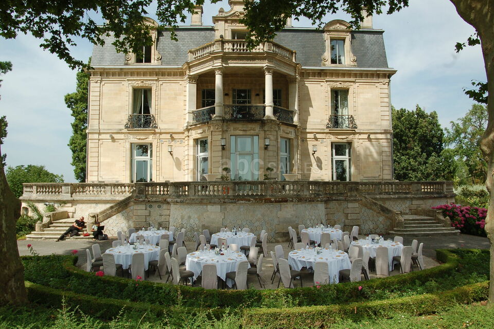 Déjeuner à l'ombre des platanes