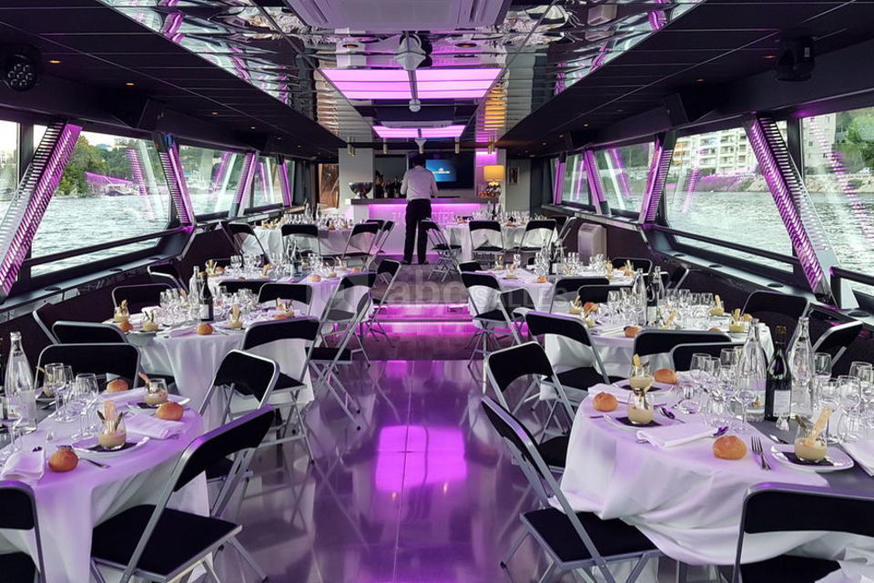 Salon du bateau l'Officiel en repas assis