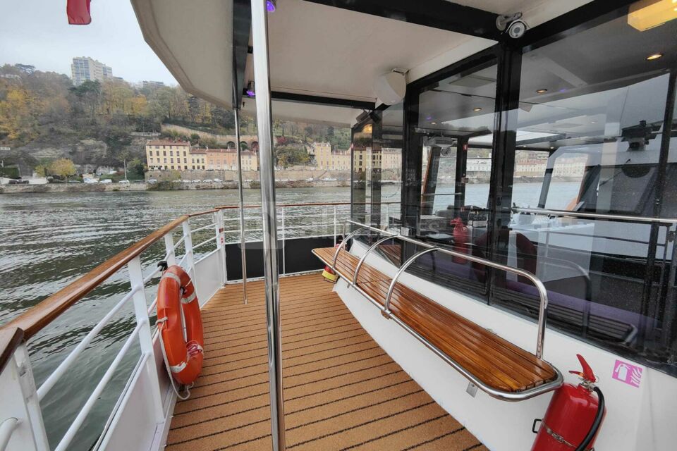Espace extérieur du bateau La Mouche